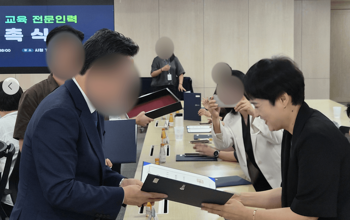 천안시전문AI강사 수료식에서 수료증을 전달받는 모습
